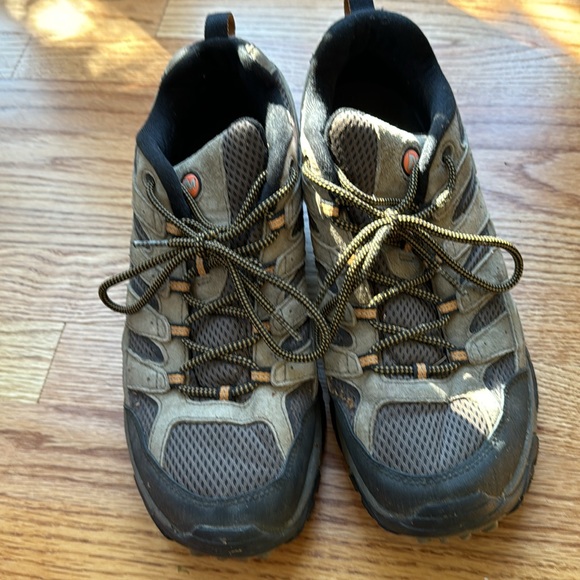 Merrell Moab hiking shoe. Wore them only 4 times. Great condition - Picture 5 of 5